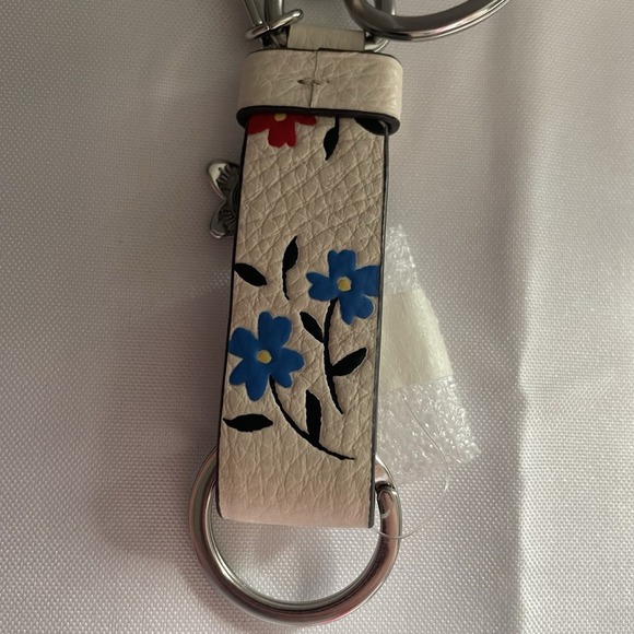 COACH CU246 Trigger Snap Bag Charm Floral Printed Leather Key Flower White - Picture 7 of 13